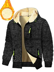 Detailansicht der verdickten Herren-Kapuzenjacke mit weichem Fleece-Futter und Jacquard-Strick.