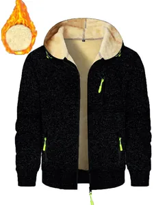 Detailansicht der dicken schwarzen Kapuzenjacke mit warmem Fleecefutter und neongrünen Zippern
