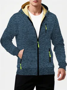 Detaillierte Ansicht der blauen Jacquard-Kapuzenjacke mit warmem gelbem Fleecefutter