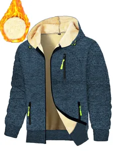 Detailansicht einer blauen Herren-Kapuzenjacke mit warmem cremefarbenem Fleecefutter.