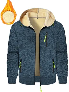 Detail einer dicken Herren-Strickjacke mit Kapuze, warmem Fleecefutter und Neon-Zips