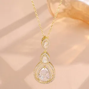 Elegante vergoldete Halskette mit dreifachem Tropfenanhänger und AAA-Zirkonia