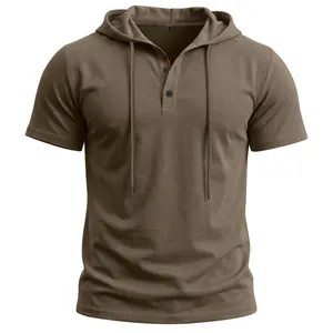 Vue détaillée d'un t-shirt à capuche pour homme marron à manches courtes style Henley
