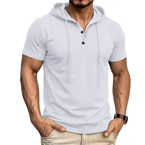 Détail de face d'un t-shirt à capuche Henley à manches courtes blanc pour hommes sportifs