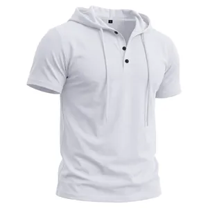 Vue latérale détaillée du t-shirt à capuche Henley blanc à manches courtes pour hommes