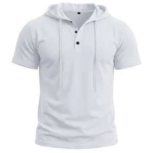 Vue détaillée d'un t-shirt à capuche blanc à manches courtes avec boutons noirs