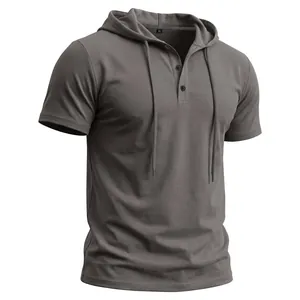 Détail d'un t-shirt Henley à capuche gris à manches courtes pour homme pour le fitness