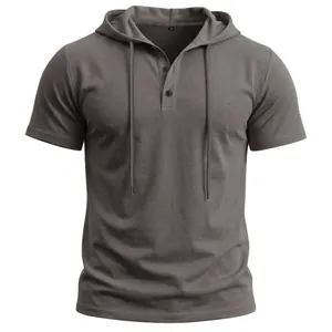Vue détaillée d'un t-shirt Henley gris à manches courtes et capuche pour les hommes