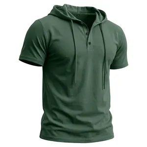 Vue détaillée d'un t-shirt à capuche Henley à manches courtes vert foncé pour hommes