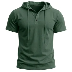 Gros plan d'un t-shirt à capuche Henley vert foncé pour homme, idéal pour le fitness