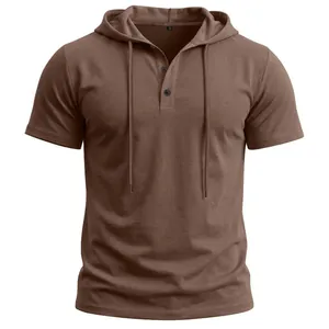 Détail d'un t-shirt Henley à manches courtes et capuche marron pour le sport masculin