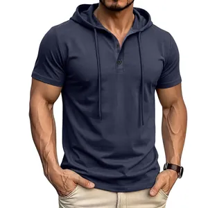 Vue détaillée d'un t-shirt Henley à manches courtes et capuche bleu marine pour homme