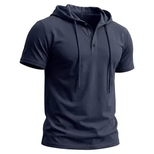 Gros plan sur un t-shirt à capuche bleu marine à manches courtes et col Henley boutonné