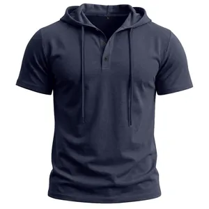 Détail rapproché du t-shirt Henley à capuche bleu marine pour le sport homme