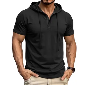 Vue de face du t-shirt à capuche Henley noir à manches courtes pour homme sur modèle
