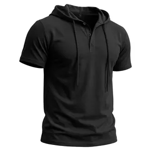 Vue détaillée de côté d'un t-shirt à capuche Henley noir à manches courtes pour homme