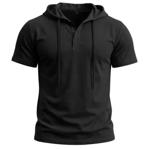 Vue détaillée d'un sweat à capuche Henley à manches courtes noir pour le fitness