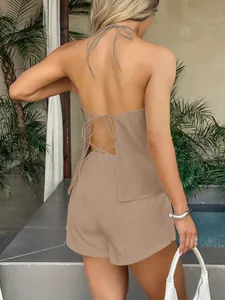 Vista posteriore di un set top all'americana e shorts kaki con lacci incrociati chic