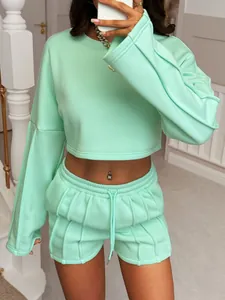 Vue détaillée de l'ensemble sweat-shirt court et short vert menthe avec plis mode.
