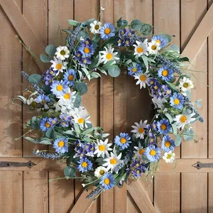 Ghirlanda floreale rustica con margherite e lavanda per decorazione della porta primaverile