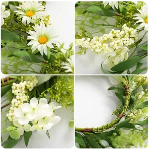 Dettaglio macro di ghirlanda artificiale con margherite e bacche per decoro primaverile