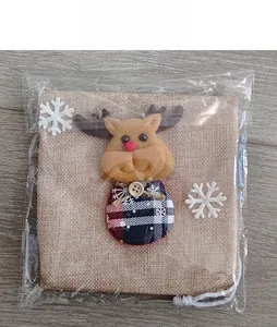 Λεπτομέρεια χριστουγεννιάτικης τσάντας δώρου από λινάτσα με τάρανδο 3D και χιονονιφάδες