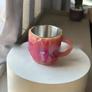 Detalle de la taza de café de resina de cristal mineral con interior de acero