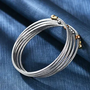 Bracelet câble multicouche en acier inoxydable avec élégantes perles de trois couleurs