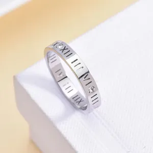 Bague élégante en acier titane avec chiffres romains et pierres de zircone cubique.