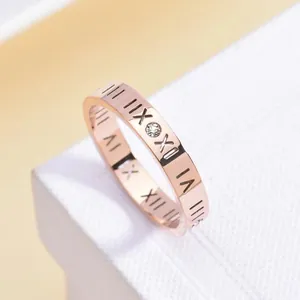 Bague en acier titane or rose avec chiffres romains et un petit oxyde de zirconium