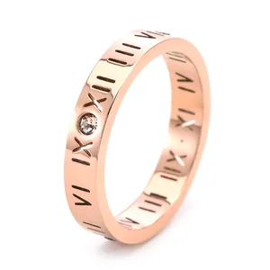 Gros plan détaillé d'une bague en titane or rose avec chiffres romains et diamant serti
