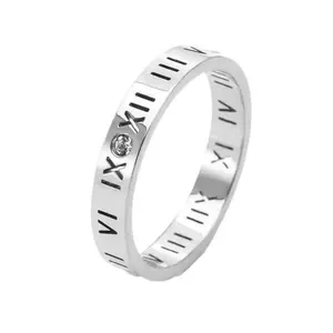 Bague en acier titane argenté avec des chiffres romains gravés et cristal incrusté