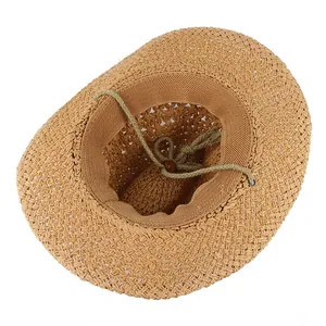 Dettaglio interno di un cappello di paglia estivo con cinturino regolabile