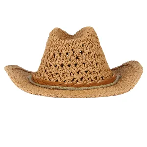 Vista dettagliata di un cappello da cowboy in paglia intrecciata con fascia decorativa