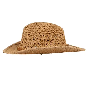 Profilo di un cappello da cowboy in paglia intrecciata con trama traforata traspirante.