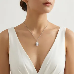 Détail du pendentif de collier de mariée élégant avec strass en forme de larme.