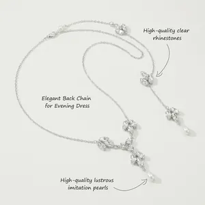 Vue détaillée d'une élégante chaîne de dos de mariée avec strass et perles nacrées