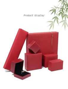 Vue détaillée de coffrets à bijoux rouges en similicuir de tailles variées pour cadeaux
