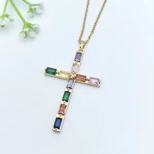 Elegante collana a croce in oro con vivaci pietre di zircone colorate taglio baguette