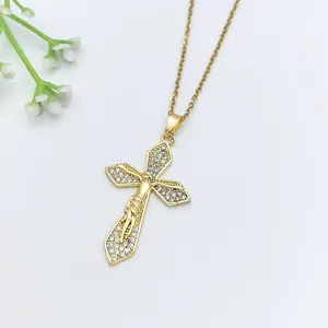 Elegante collana a croce in oro con ciondolo crocifisso in zircone e dettagli di Gesù.
