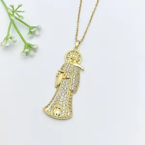 Squisita collana con ciondolo Santa Muerte dorata con zirconi bianchi brillanti