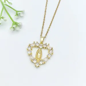 Collana con ciondolo a cuore dorato con Nostra Signora di Guadalupe e zirconi chiari