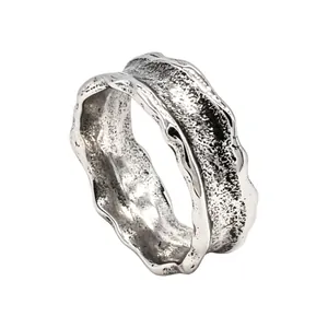 Vintage Herrenring aus strukturiertem Titanstahl mit unregelmäßigen Wellenkanten und breitem Band