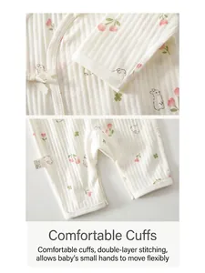 Détail macro des poignets confortables et doubles coutures sur le barboteuse bébé