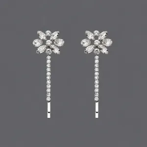 Pinces à cheveux fleurs argentées élégantes avec strass en zircone pour femmes.
