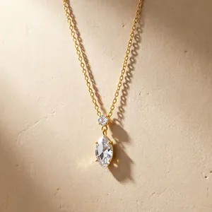 Dettaglio ravvicinato di una collana in acciaio al titanio placcato oro 18k e zircone