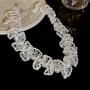 Elegante collana di perle intrecciate a camelia bianca con design a petalo a conchiglia
