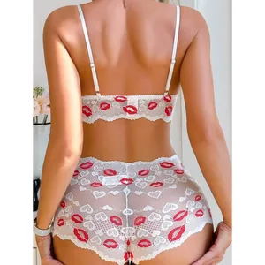 Rückansicht eines sexy weißen Spitzen-Dessous-Sets mit roten Lippen-Stickereien