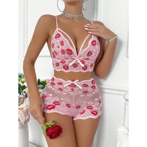 Detailansicht eines rosa Spitzen-Lingerie-Sets mit roter Lippenbestickung