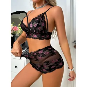 Sexy schwarzes Netz-Dessous-Set mit aufwendiger rosa Lippenstickerei auf BH und Shorts